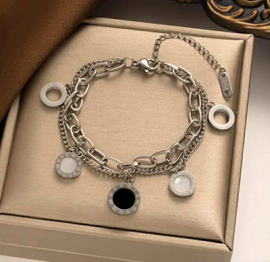 Hochwertiges Edelstahl-Armband, doppelseitig, in edlen, weißgoldenen Design mit runden Elementen graviert mit römischen Ziffern. Elegant, modern und besonders. Langlebig, wasserfest, hypoallergen und alltagstauglich.