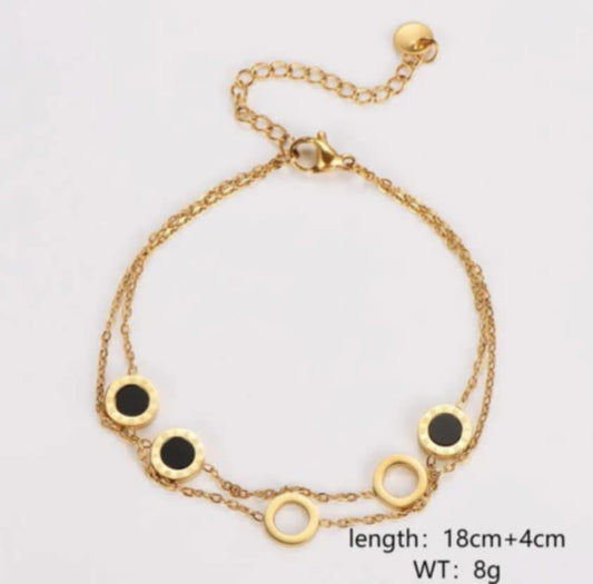 Hochwertiges Edelstahl-Armband, doppelreihig, in edlen, goldenen Design mit runden Elementen graviert mit römischen Ziffern. Elegant, modern und besonders. Langlebig, wasserfest, hypoallergen und alltagstauglich.