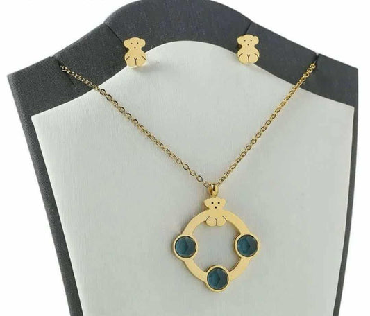 Hochwertiges Edelstahl-Set bestehend aus einer filigranen, goldenen Kette in Kreisform mit grünen Zirkonia und passenden Ohrsteckern in Bärchen-Form. Langlebig, wasserfest, hypoallergen und alltagstauglich.