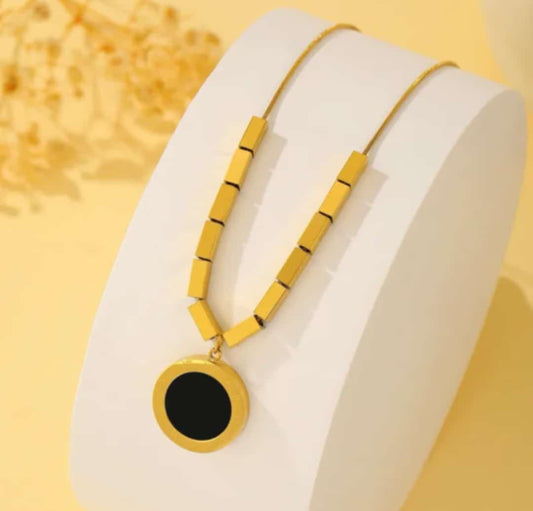 Elegante Kette mit schwarzem Anhänger & Römischen Ziffern