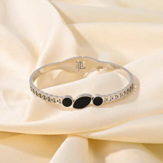 Armreif schwarze Kreise mit Blatt– 14,99 €