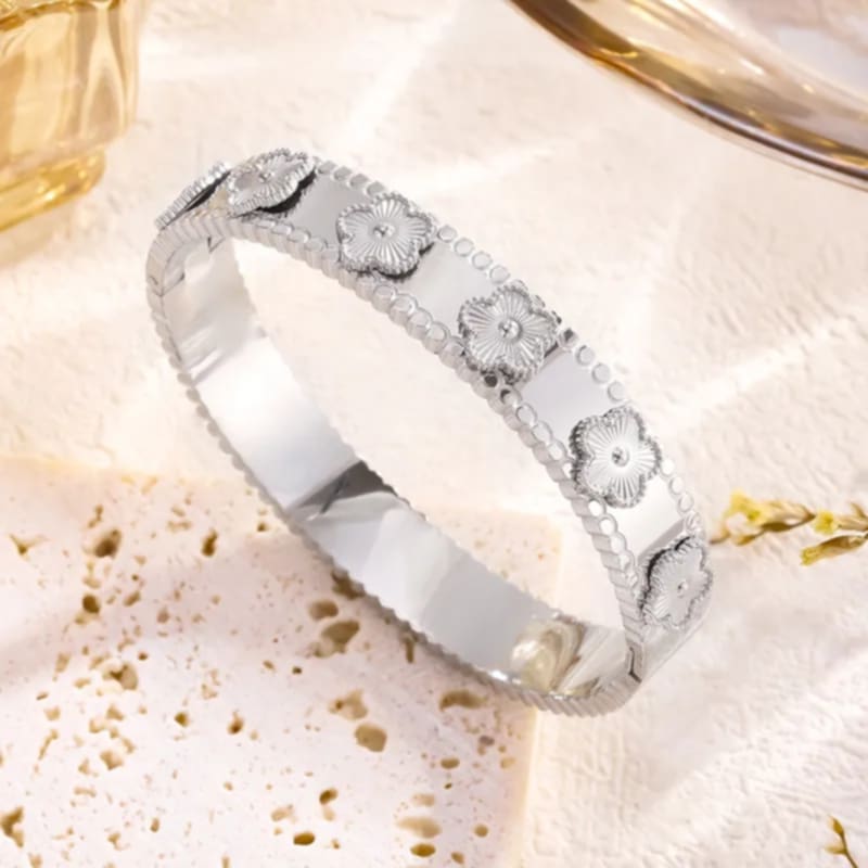 Eleganter Armreif mit fünfblättrigen Blüten