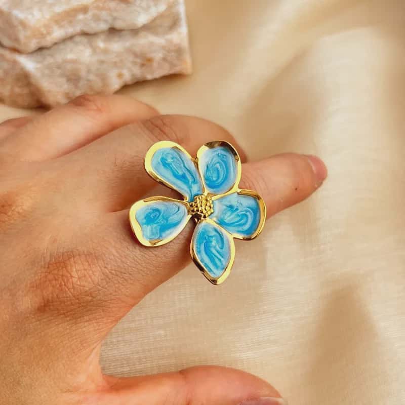 Hochwertiger Edelstahl Ring mit großer Blüte in Gold. Eleganter Hingucker, langlebig, wasserfest und nickelfrei.