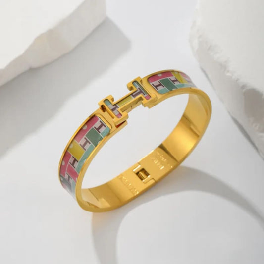 Armreif mit Symbolen & H“ – Bunt vergoldet