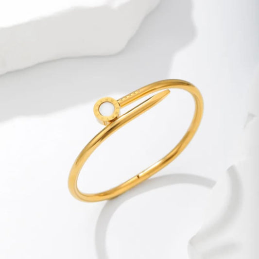 Hochwertiger Edelstahl Armreif in edlen goldenen, minimalistischen Design mit runden weißen Element graviert mit römischen Ziffern. Langlebig, wasserfest, hypoallergen und alltagstauglich.