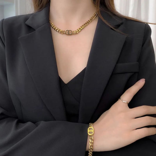 Hochwertiges Edelstahl-Set bestehend aus einer edlen goldenen Kette und passenden Armband. Modern, robust und dennoch feminin. Langlebig, wasserfest, hypoallergen und alltagstauglich.