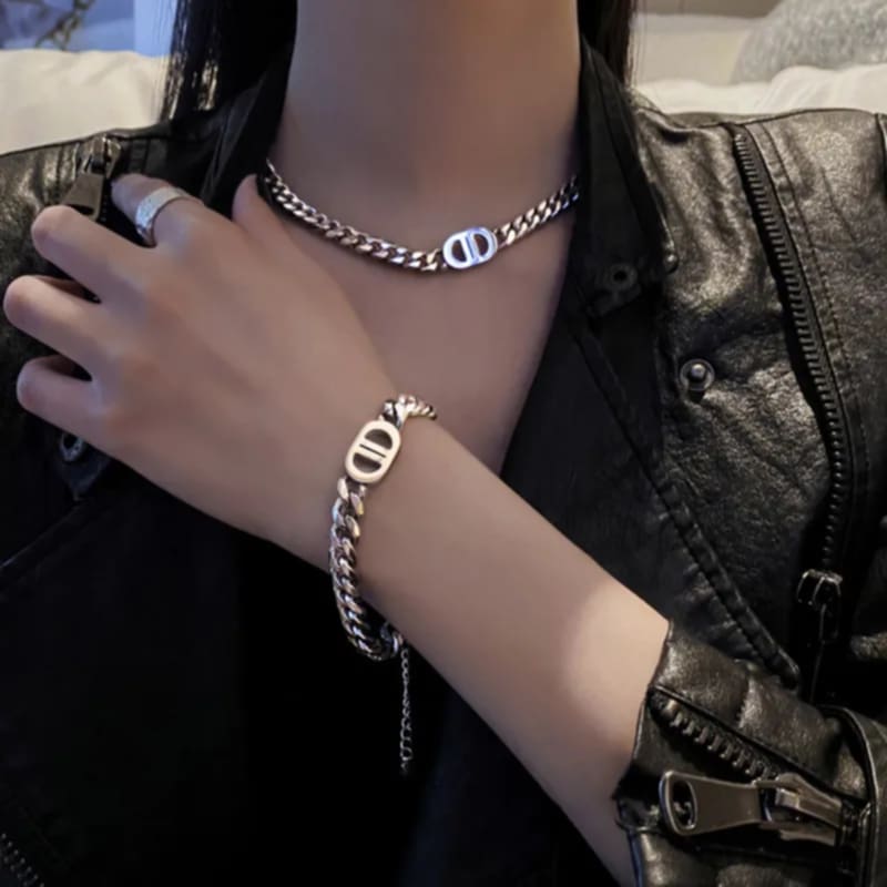 Hochwertiges Edelstahl-Set bestehend aus einer edlen goldenen Kette und passenden Armband. Modern, robust und dennoch feminin. Langlebig, wasserfest, hypoallergen und alltagstauglich.
