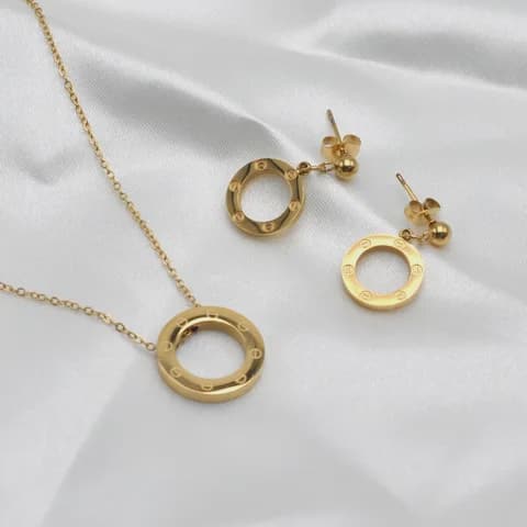 Hochwertiges Edelstahl-Set bestehend aus einer edlen goldenen Kette und passenden Ohrhängern in runder Optik mit kreisförmiger Gravur. Minimalisch und feminin. Langlebig, wasserfest, hypoallergen und alltagstauglich.