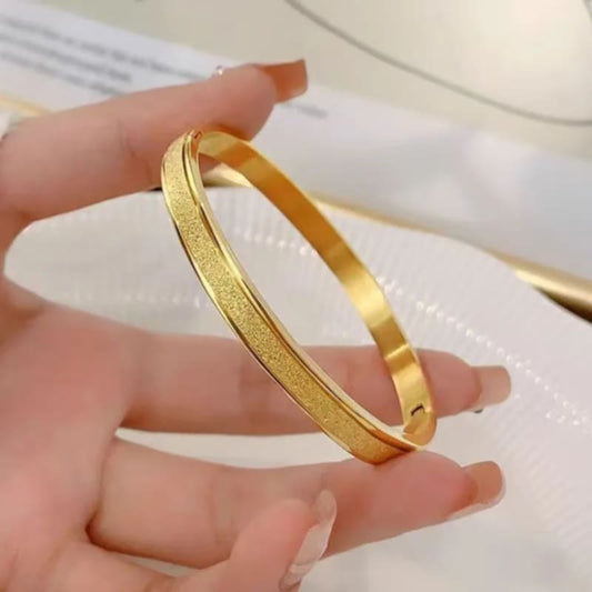 Schlichter, diamantierter Armreif