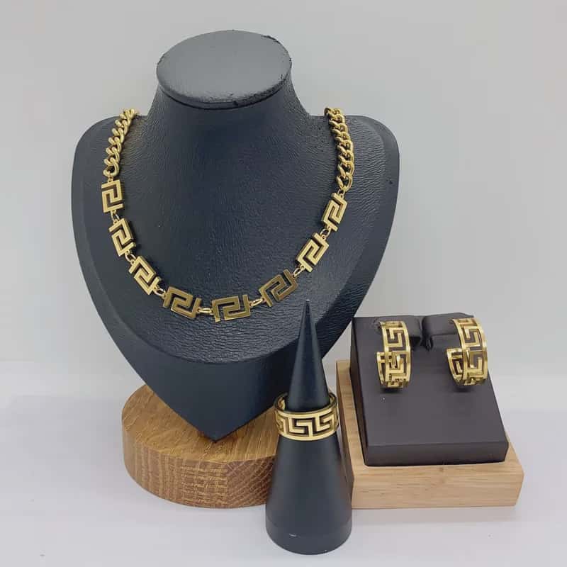 Hochwertiges Edelstahl-Set bestehend aus einer edlen goldenen Kette, passenden Creolen und Ring in geometrischer Optik. Modern, minimalisch und feminin. Langlebig, wasserfest, hypoallergen und alltagstauglich.