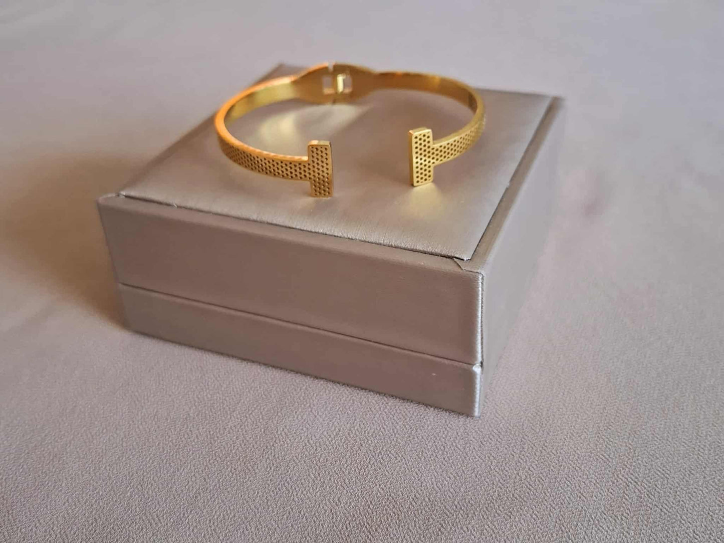 Filigraner T - Armreif mit feiner Gravur