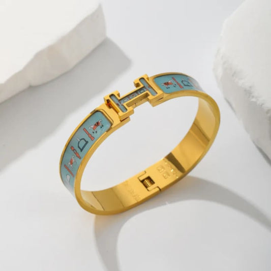 Armreif mit Symbolen & H“ – Hellblau vergoldet