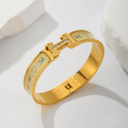 Armreif mit Symbolen & H“ – Hellgelb vergoldet