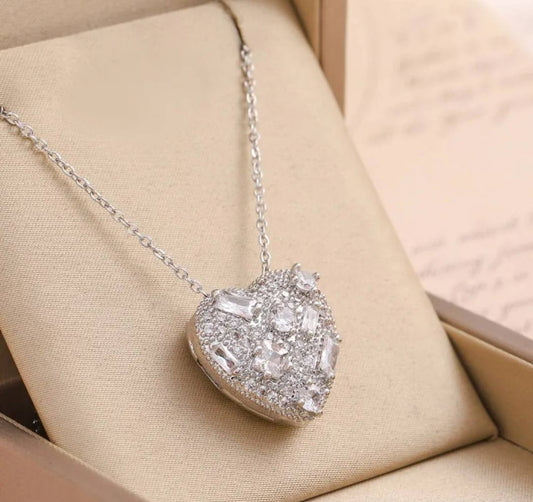 strahlende Herzkette mit funkelnden Zirkonia