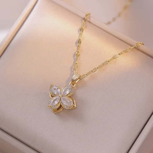 Hochwertige Edelstahl-Kette mit rotierenden, goldenen Blüten-Anhänger und funkelnden Zirkonia. Langlebig, wasserfest, hypoallergen und alltagstauglich.