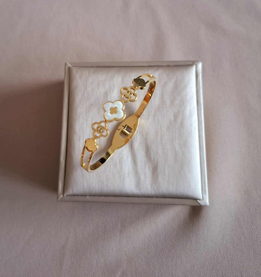 Eleganter Kleeblatt-Armreif mit Perlmutt