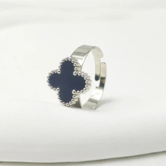 Hochwertiger Edelstahl Ring mit schwarzen Kleeblatt in Weißgold. Eleganter Hingucker, langlebig, wasserfest und nickelfrei.