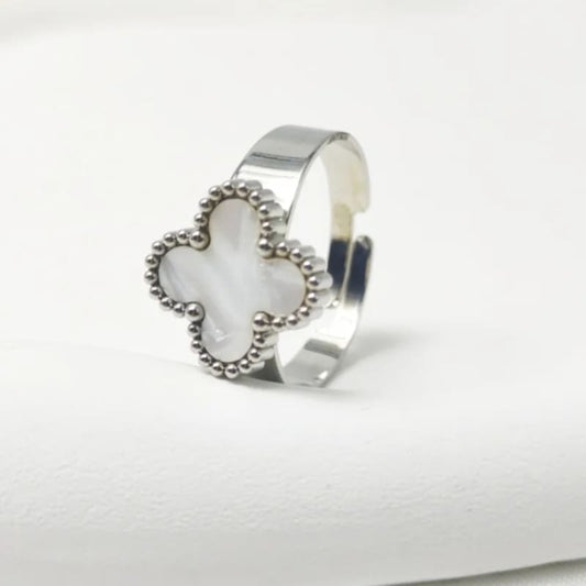 Hochwertiger Edelstahl Ring mit weißem Kleeblatt in Weißgold. Eleganter Hingucker, langlebig, wasserfest und nickelfrei.