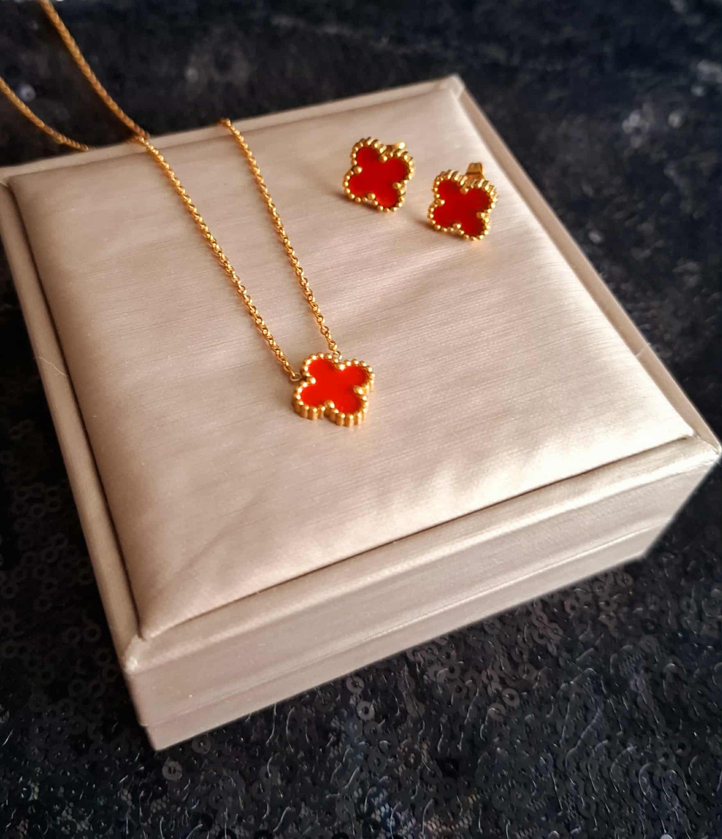 Elegantes Klee-Set in Rot