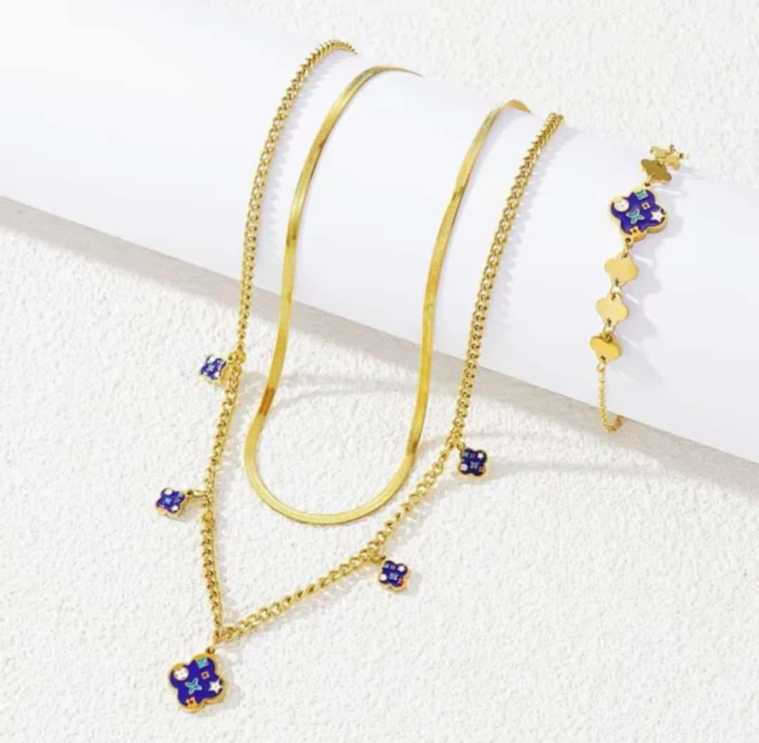 Hochwertiges Edelstahl-Set bestehend aus einer edlen goldenen Kette und passenden Armband mit feinen goldenen und blauen Kleeblättern. Modern, robust und dennoch feminin. Langlebig, wasserfest, hypoallergen und alltagstauglich.