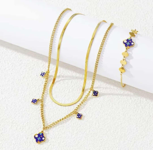Hochwertiges Edelstahl-Set bestehend aus einer edlen goldenen Kette und passenden Armband mit feinen goldenen und blauen Kleeblättern. Modern, robust und dennoch feminin. Langlebig, wasserfest, hypoallergen und alltagstauglich.