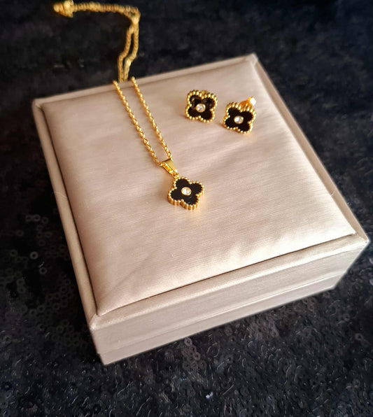 Elegantes Klee-Set mit Anhänger in Schwarz