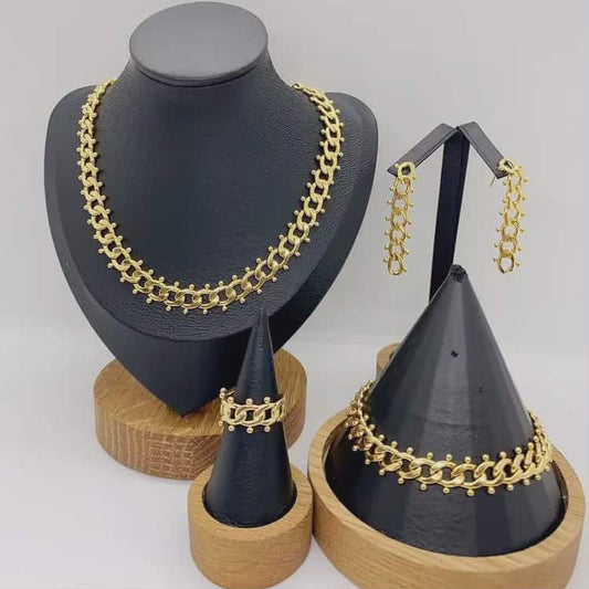 Hochwertiges Edelstahl-Set bestehend aus einer edlen goldenen Kette, passenden Ohrhägern und Ring in geometrischer Optik. Modern, minimalisch und feminin. Langlebig, wasserfest, hypoallergen und alltagstauglich.