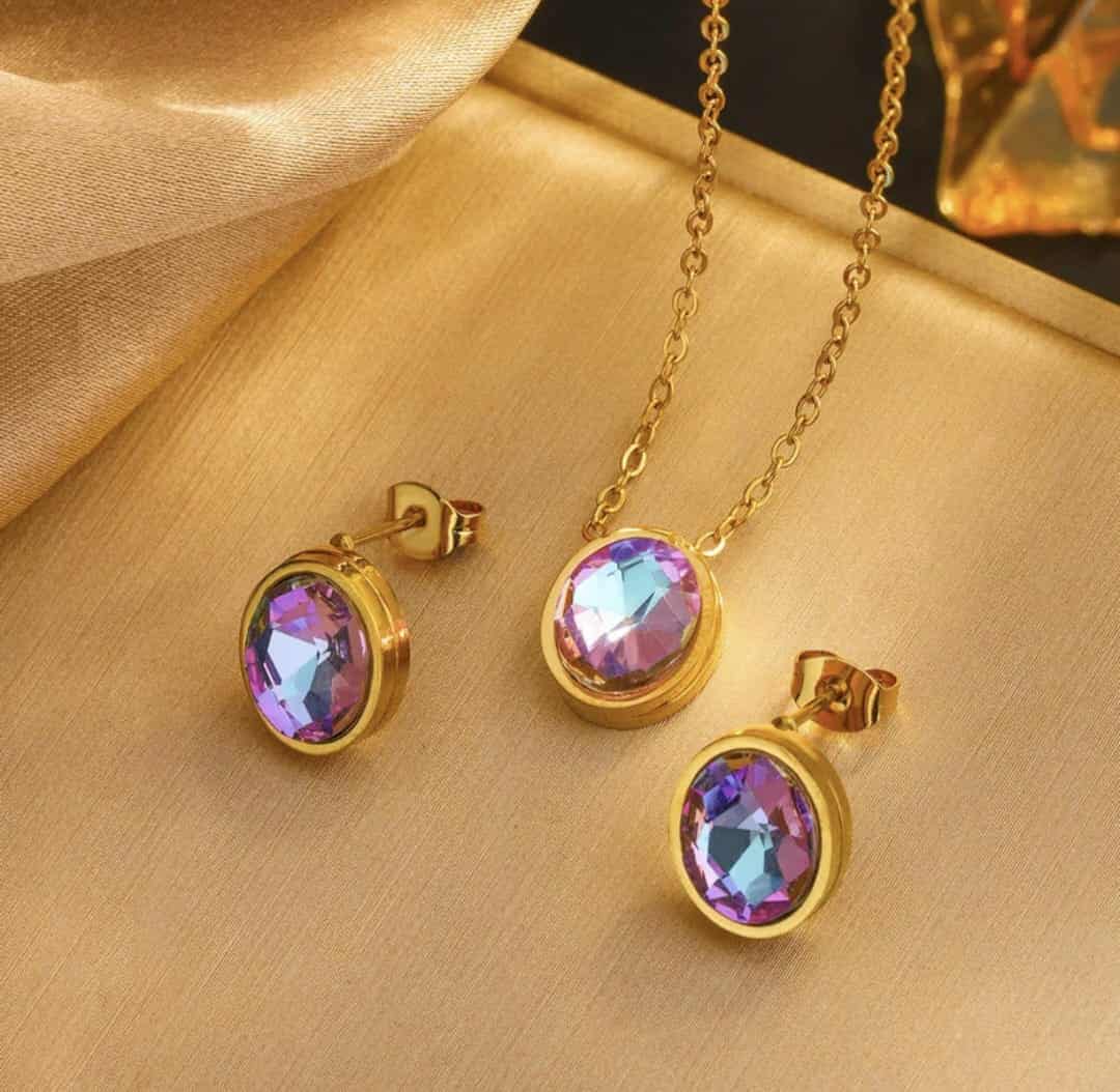 Hochwertiges Edelstahl-Set bestehend aus einer filigranen, goldenen Kette mit ovalen, farbigen Zirkonia-Stein und passenden Ohrsteckern. Elegant und minimalistisch. Langlebig, wasserfest, hypoallergen und alltagstauglich.