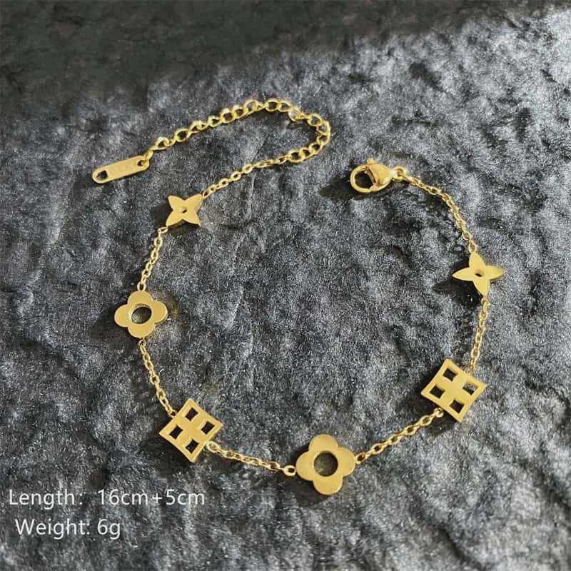Hochwertiges Edelstahl-Armband in edlen, schlichten, minimalistischen goldenen Design mit kleinen Blumen und Rauten. Elegant, filigran, modern und besonders. Langlebig, wasserfest, hypoallergen und alltagstauglich.