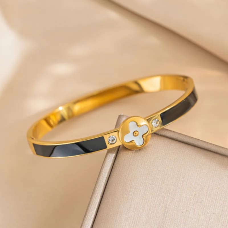 Armreif „Schwarze Blumen im Goldkreis“