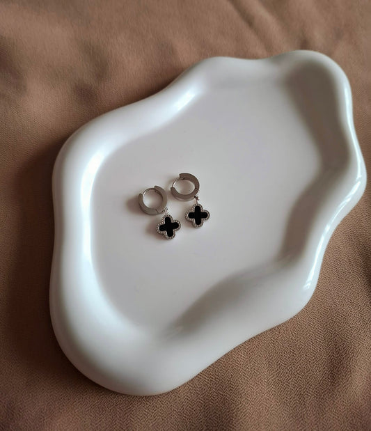 Ohrhänger Creole mit Kleeblatt-Anhänger in Schwarz