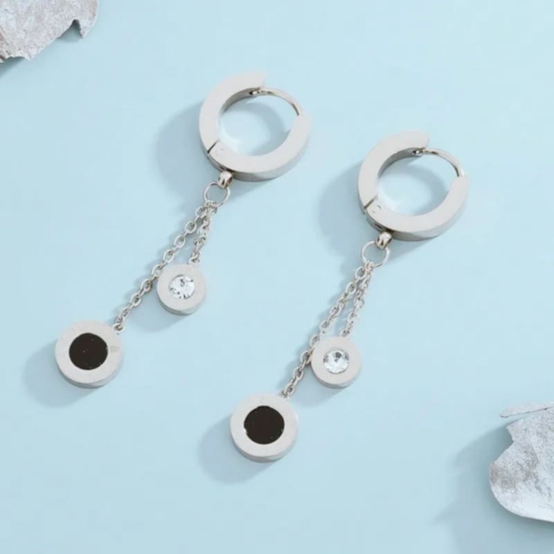 Elegante Creolen mit Anhängern