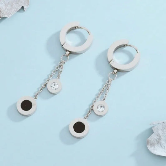Elegante Creolen mit Anhängern