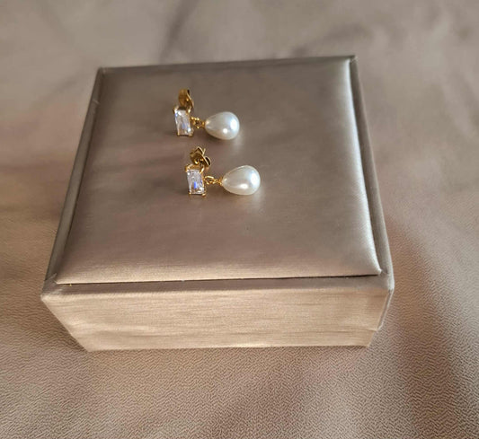 Ohrstecker mit rechteckigem Zirkonia & hängender Perle