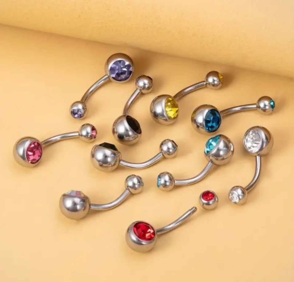 Hochwertiges Edelstahl Bauchnabelpiercing mit bunter Zirkonia-Kugel. Langlebig, nickelfrei, glanzbeständig und wasserfest.
