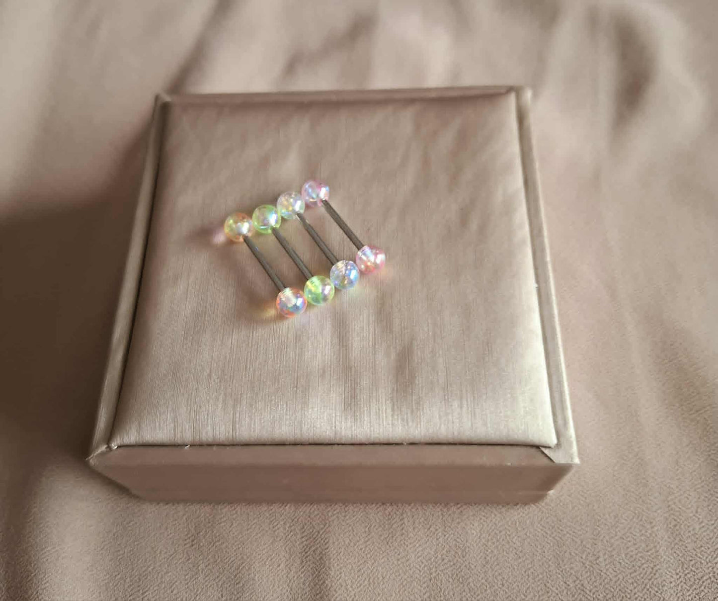 Zungenpiercing aus Chirurgenstahl mit Pastell- Plastik-Kugeln