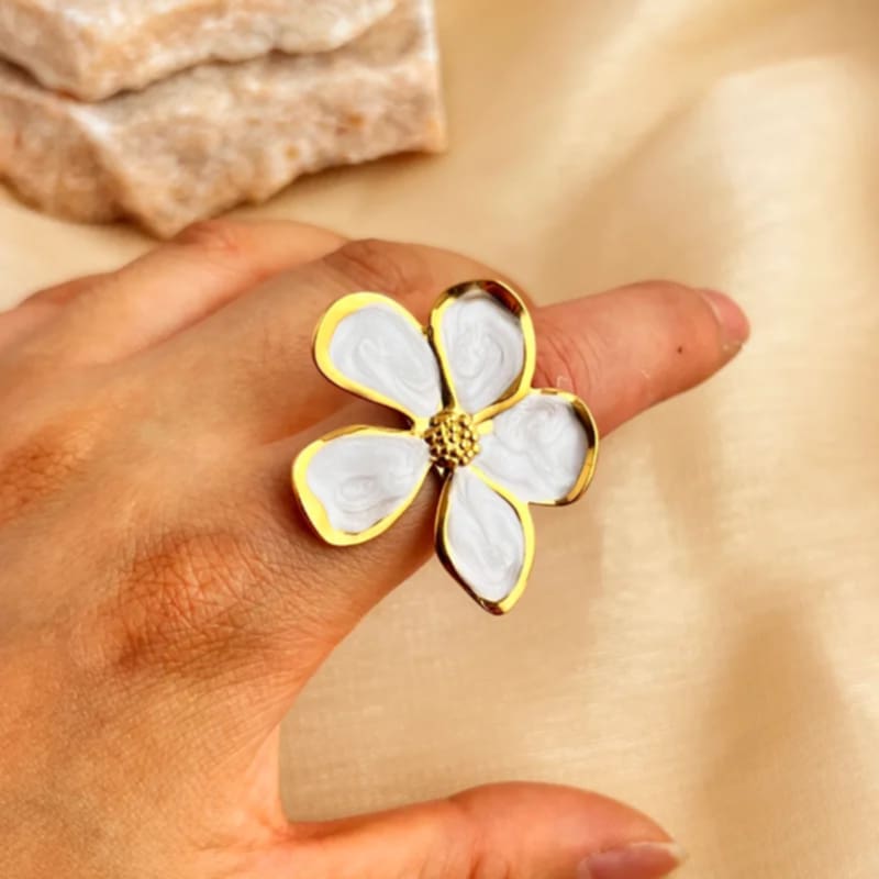 Hochwertiger Edelstahl Ring mit großer Blüte in Gold. Eleganter Hingucker, langlebig, wasserfest und nickelfrei.