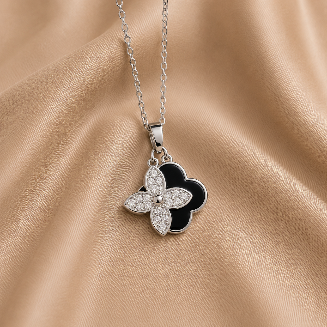 Hochwertige Edelstahl-Kette in edlen Klee & Raute Design mit Zirkonia. Langlebig, wasserfest, hypoallergen und alltagstauglich.