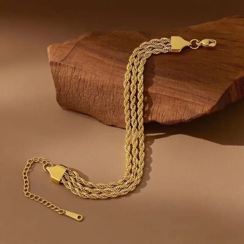 Hochwertiges Edelstahl-Armband in edlen goldenen oder weißgoldenen gedrehten Design mit drei Strängen. Elegant, robust, modern und besonders. Langlebig, wasserfest, hypoallergen und alltagstauglich.