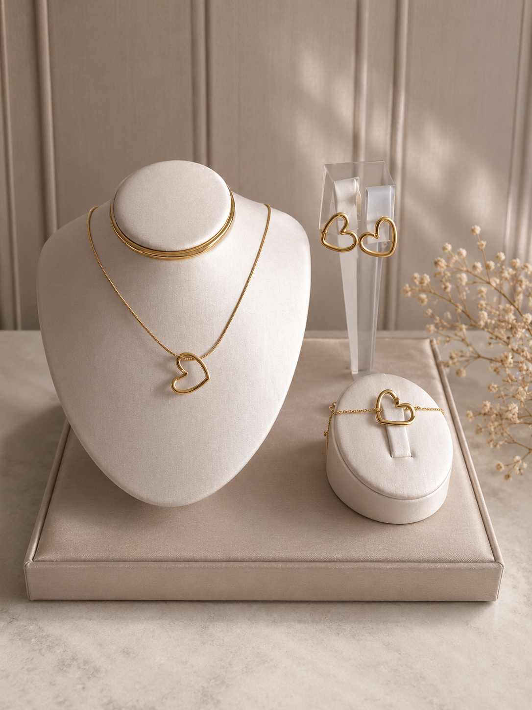 Hochwertiges dreiteiliges, filigranes Edelstahl-Set bestehend aus einer Kette passenden Ohrsteckern und Armband mit einem goldenen Herz.Langlebig, wasserfest, hypoallergen und alltagstauglich.