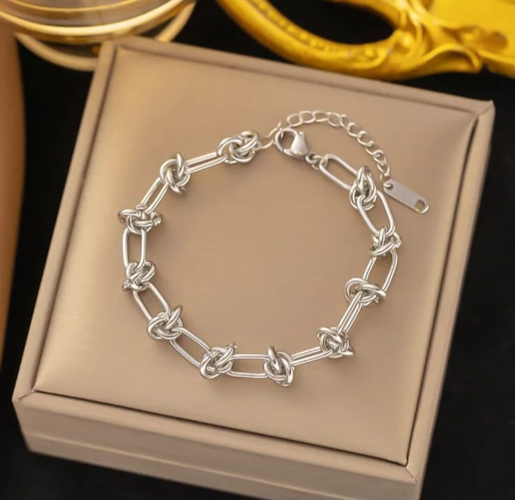 Hochwertiges Edelstahl-Armband in edlen, robustem goldenen oder weißgoldenen Draht-Design modern und besonders. Langlebig, wasserfest, hypoallergen und alltagstauglich.