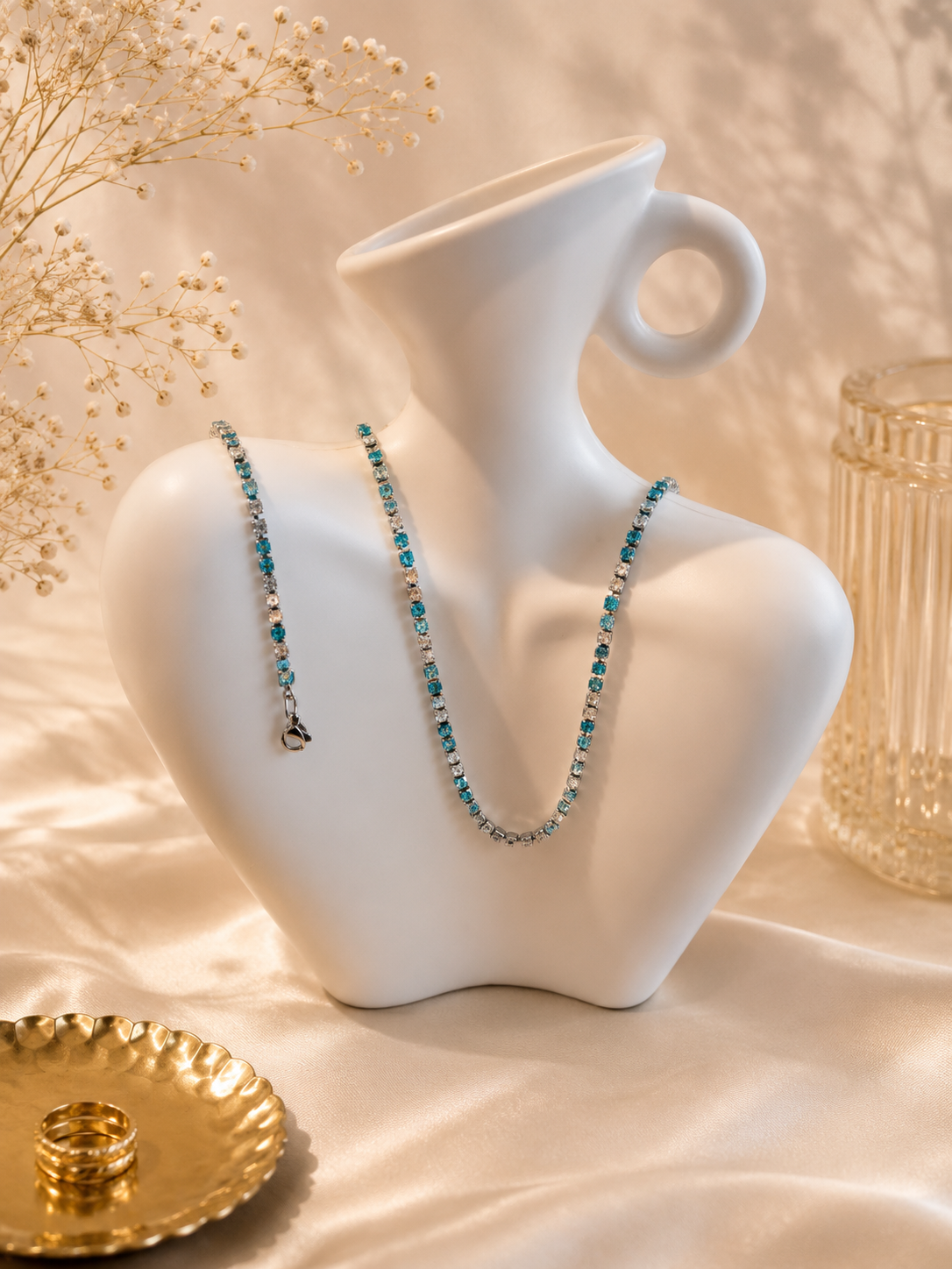 Hochwertiges Edelstahl-Set bestehend aus einer Kette und Armband in Weißgold. Femininer Stil mit zahlreichen, feinen klaren und türkisen Zirkonia-Steinen. Langlebig, wasserfest, hypoallergen und alltagstauglich.