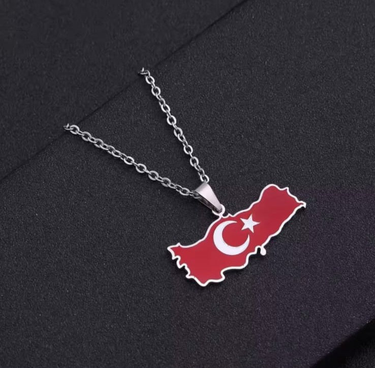 Hochwertige Edelstahl-Kette in Gold oder Weißgold vergoldet mit Türkei-Umriss-Anhänger in der Nationalfahne. Langlebig, wasserfest, hypoallergen und alltagstauglich.