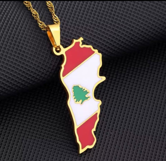 Hochwertige Edelstahl-Kette in Gold oder Weißgold vergoldet mit Libanon-Umriss-Anhänger in der Nationalfahne. Langlebig, wasserfest, hypoallergen und alltagstauglich.