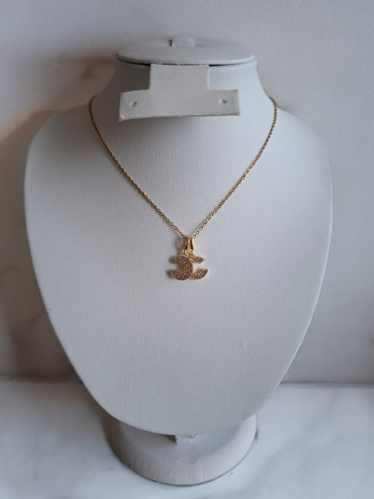 Hochwertige Edelstahl-Kette mit funkelndem Zirkonia Anhänger. Wasserfest, langlebig, alltagstauglich und hypoallergen.