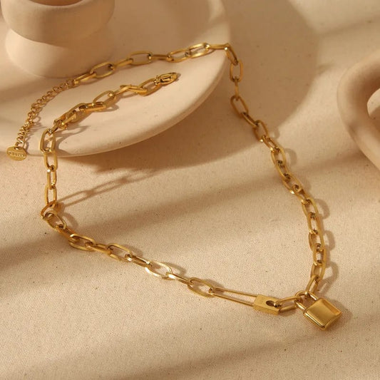 Hochwertige Edelstahl-Kette in goldenen stilvollen Design mit edlen Schloss-Anhänger. Langlebig, wasserfest, hypoallergen und alltagstauglich.