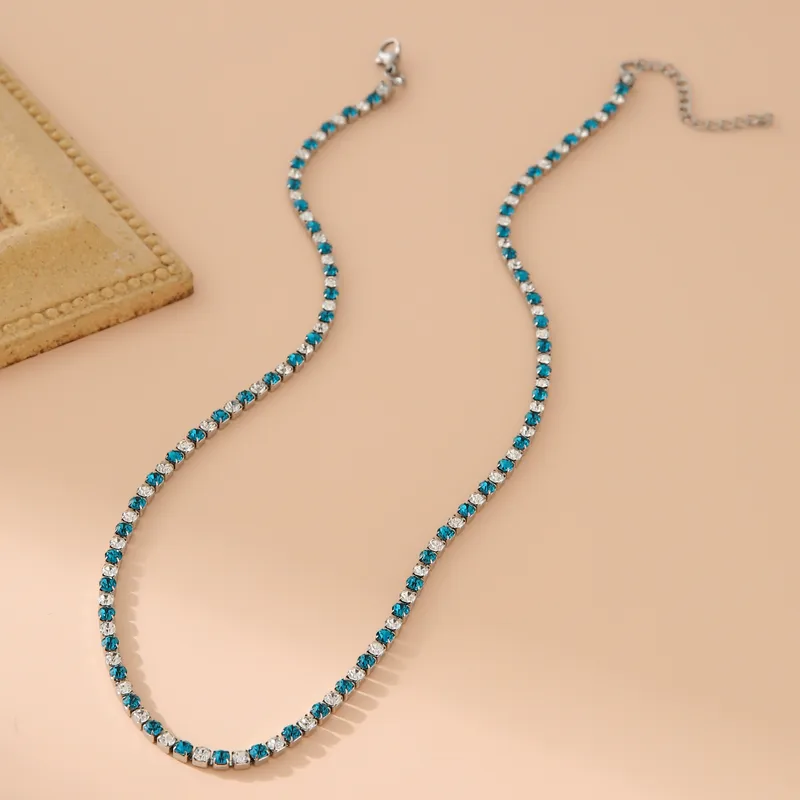 Hochwertiges Edelstahl-Set bestehend aus einer Kette und Armband in Weißgold. Femininer Stil mit zahlreichen, feinen klaren und türkisen Zirkonia-Steinen. Langlebig, wasserfest, hypoallergen und alltagstauglich.