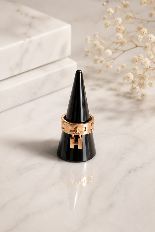 Hochwertiger Edelstahl Ring mit Highlight Anhänger in Roségold. Eleganter Hingucker, alltagstauglich, langlebig, wasserfest und nickelfrei.