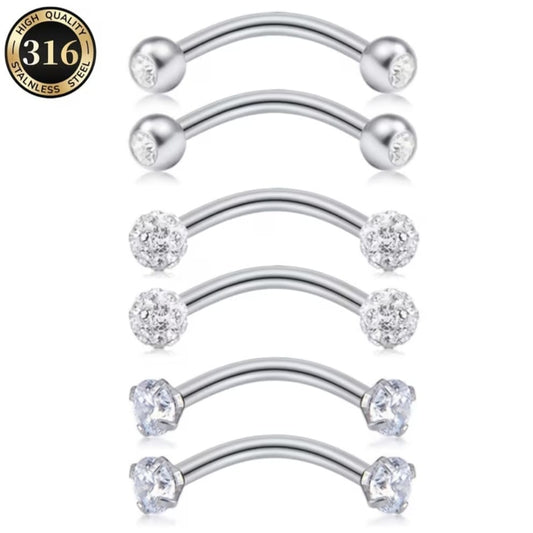 Hochwertiges Edelstahl-Piercing in Bananenform mit funkelnden Zirkonia-Kugeln. Langlebig, nickelfrei, glanzbeständig und wasserfest.