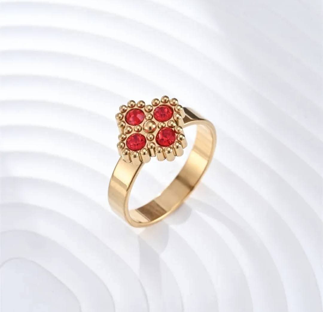 Hochwertiger Edelstahl Ring mit einem Kleeblatt und vier farbigen Zirkonia in Gold. Eleganter Hingucker, alltagstauglich, langlebig, wasserfest und nickelfrei.